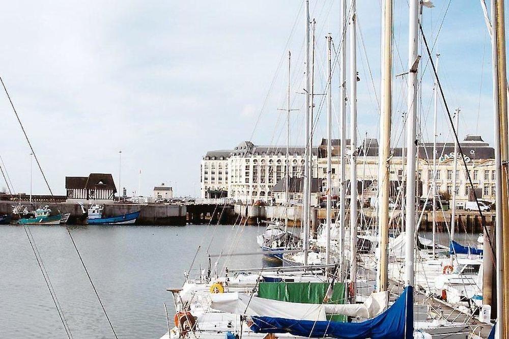 Sowell Hotels Le Beach Трувил сюр Мер Екстериор снимка